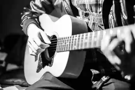 Photo - Guitar B&W