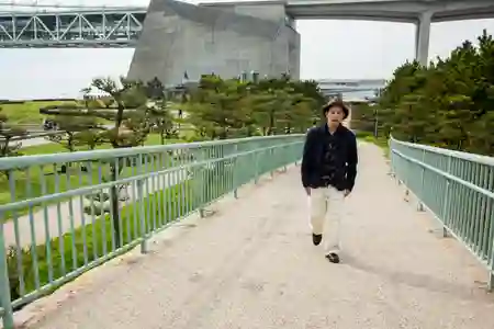 Photo - 1 light, walking while assistant follows along at a 45 degree angle