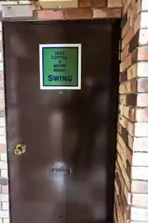 Photo - Entrance to 渋谷 SWING and you can hear subtle Jazz playing